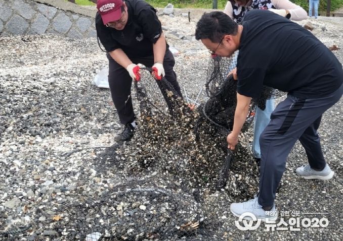 직원 20여 명 홍성 남당항·죽도서 해양쓰레기 및 폐그물 수거 등 정화활동