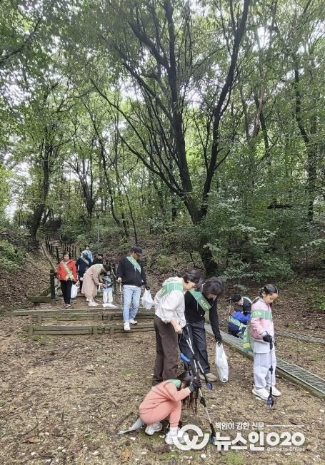 수원시 영통구 광교2동 새마을문고, 줍깅으로 깨끗한 마을 만들기 앞장