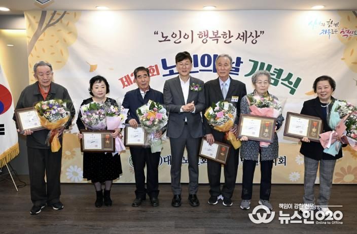 이민근 안산시장(오른쪽 네번째)이 단원구노인지회에서 열린 ‘제29회 노인의 날 기념식’에서 모범 어르신 표창 수상자들과 함께 기념촬영을 하고 있다.