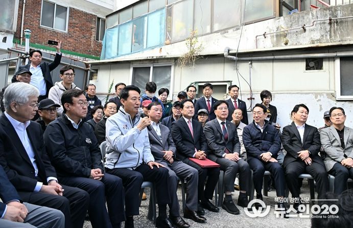 오세훈 서울시장은 24일 오전 국민의힘 지도부와 ‘노원구 상계5 재정비촉진구역’을 방문해 주민들과 의견을 나누고 있다.