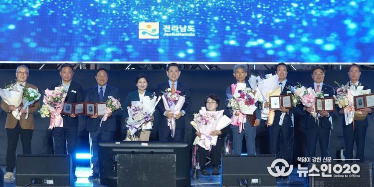 김영록 전라남도지사가 24일 도청 OK도민광장에서 열린 ‘제29회 전라남도 도민의 날’ 기념행사에 참석해 자랑스러운 전남인 상을 시상하고 기념촬영을 하고 있다.