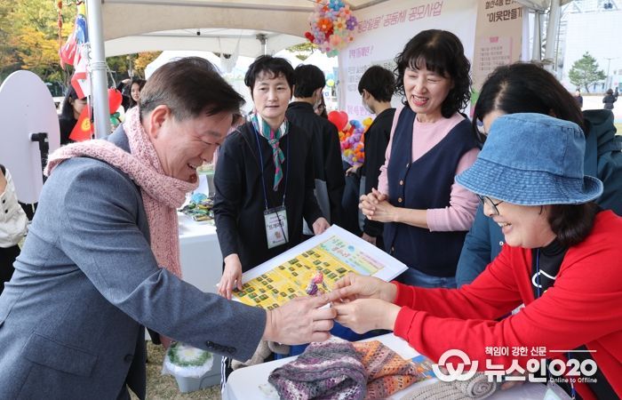 박승원 광명시장이 지난 25일 광명시민체육관에서 '소통과 화합, 함께 여는 마을공동체'를 주제로 열린 '동상일몽 통(通)하는 날' 행사 부스에 방문해 마을공동체 위원들과 소통하고 있다.