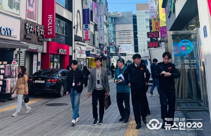 수원역 로데오거리에서 안전점검을 하고 있다.