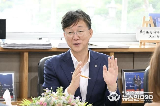 사교육 부담 완화책 '강남인강' 도입… 1만 원에 年 1,500개 강좌 수강