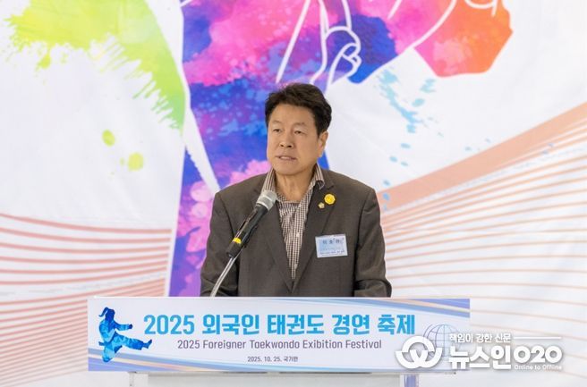 25일 열린 ‘2025 외국인 태권도 경연축제’에서 이호귀 의장이 축사를 하고 있다.
