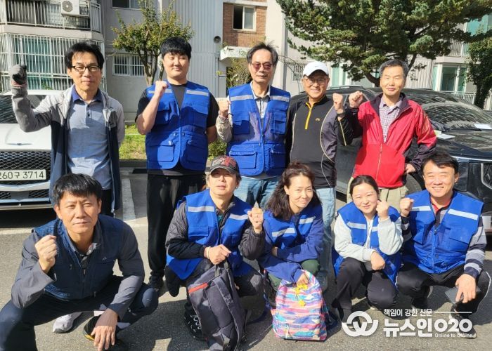 지난 25일 도배기능상 수료생으로 구성된 '광명 어벤져스' 봉사단이 하안2동 독거 어르신 가정을 대상으로 도배 봉사를 실시해 기념사진을 촬영하고 있다.