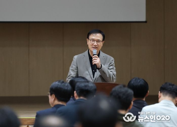 임태희경기도교육감이 10월27일 부천신도초등학교 신마루 체육관에서 열린 '2025  학교 시설개방 활성화 학교장 연수'에서 간담회를 갖고 있다.