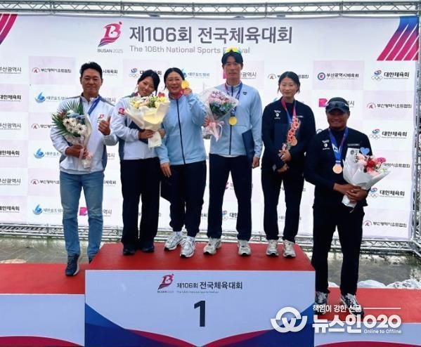 혼성 470급 금메달을 획득한 여수시청 요트팀 이경진·김창주 선수(왼쪽에서 세·네 번째)