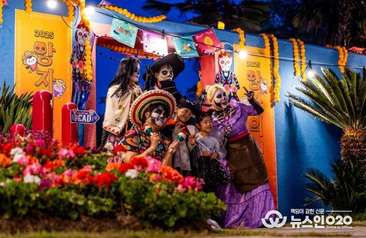 지난 25일 순천만국가정원에서 열린 ‘멕시코 망자의 정원 축제’에서 코스프레 복장을 한 배우들과 함께 사진을 찍는 아이들.