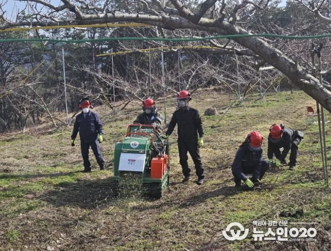 보성군은 오는 11월 3일부터 ‘영농부산물 파쇄지원단’을 본격 운영해 산불 예방과 미세먼지 저감, 농촌 일손 부담 완화에 나선다_2024년 파쇄지원단 활동 사진(1)