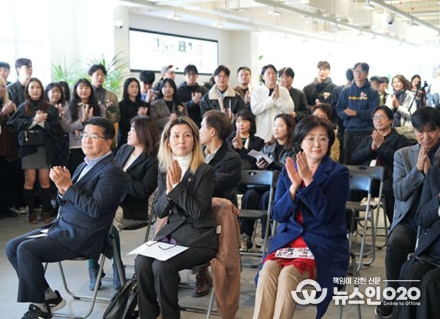 2025 신당창작아케이드 기획전시 주요 참석자 (가운데 아이수루 시의원)