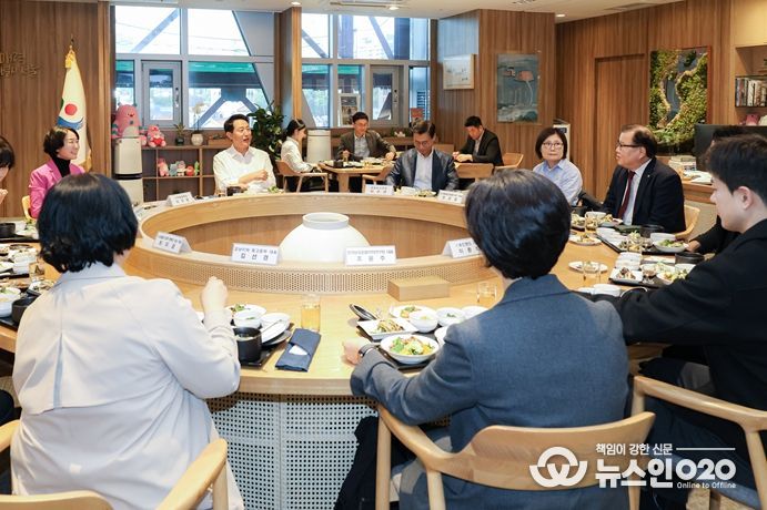 오세훈 서울시장이 29일, 동물 보호·복지 분야 전문가를 만나 반려동물 복지 증진과 동물보호 정책 방향 등에 대해 의견을 나누고 있다.