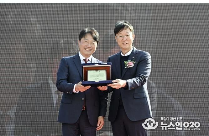 이민근 안산시장(오른쪽)이 윤동열 안산대학교 총장(왼쪽)으로부터 감사패를 전달받고 함께 기념촬영을 하고 있다.