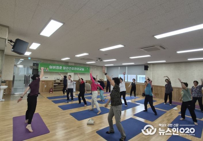 강진군보건소에서 실버청춘 혈관건강 관리교실 프로그램을 실시하고 있다.