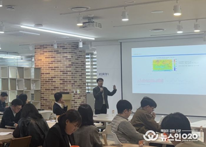 화성특례시가 31일 시민, 기업, 공공기관 관계자 등을 대상으로 탄소중립 역량강화 교육을 하고 있다