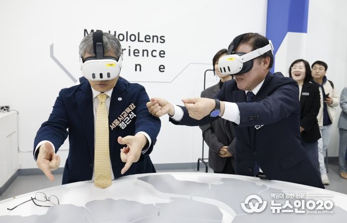 진교훈 서울 강서구청장(오른쪽)이 1일 정근식 서울시교육감과 함께 마곡광장에 위치한 4차산업 혁신기술 체험센터 ‘서울퓨처랩’에서 가상공간에서 건물 등을 자유자재로 배치해보는 ‘MR(혼합현실) 홀로렌즈’를 체험하고 있다.