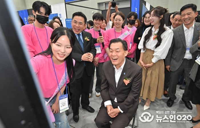 이재준 수원시장이 10월 31일 2025 뷰티썸 수원 행사장에서 체험을 하며 활짝 웃고 있다.