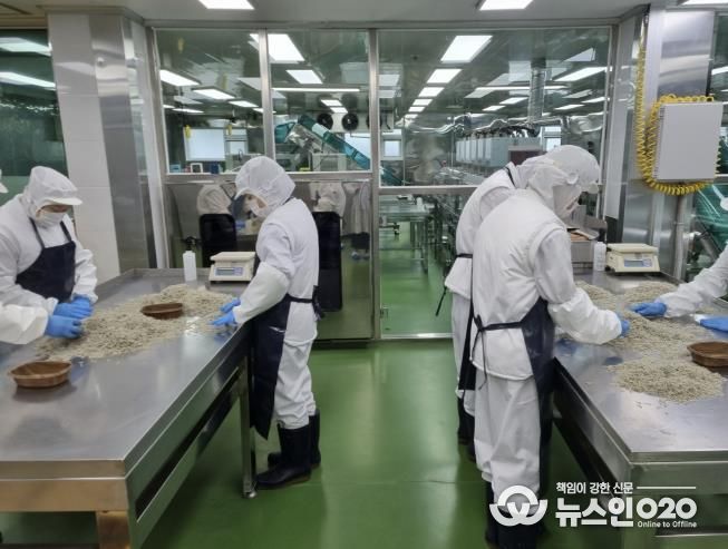 수산물 공급업체에서 학교급식 공급 예정인 식자재를 확인하고 있다.