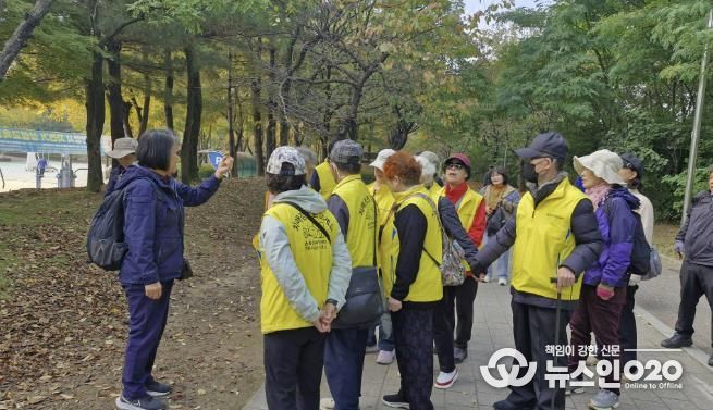 안양 동안치매안심센터는 치매가족 숲생태체험 프로그램으로 학의천 생태체험을 진행했다