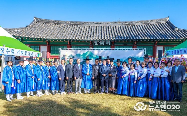 보성군 보성향교, 제25회 기로연 성황리 마무리_명륜당 광장에서 보성 기로연이 성황리에 마무리됐다(가운데 오른쪽부터 왼쪽으로 _문금주 국회의원, 서형빈 보성 부군수, 김경열 보성군의회 의장, 김재철 도의원)