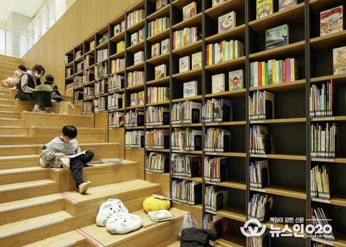 시민들이 화성동탄중앙도서관을 이용하고 있다