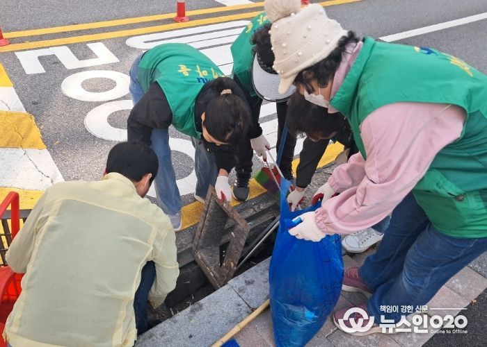 광명시 철산3동 새마을부녀회는 지난 10월 31일 철산 상업지구 일대에서 낙엽 쓸기 등 환경정비 활동을 진행했다.