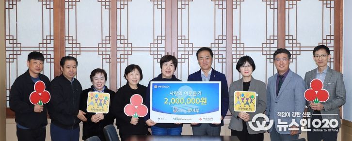 왼쪽부터 통복시장상인회 성현필 청년부회장, 이철수 회장, 박선녀 여성부회장, 송호일 총무이사, 손용덕 부녀회장, 정장선 평택시장, 평택시 김보경 일자리경제과장, 평택행복나눔본부 나눔국장 황성식, 평택시 일자리경제과 김두희 전통시장팀장