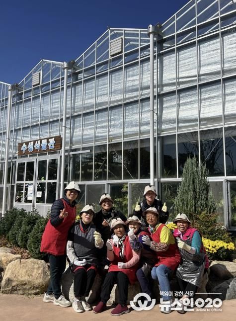 2025 대한민국 국향대전, (사)한국생활개선회함평군연합회가 두건을 착용한 모습