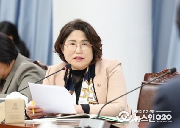 전라남도의회 김화신 의원(더불어민주당, 비례)이 지난 11월 3일 열린 대변인실 행정사무감사에서 질의하고 있다.