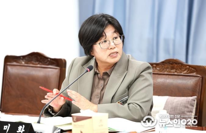 전라남도의회 제395회 제2차 정례회 기획행정위원회 소관 도민행복소통실 행정사무감사(3일)에서 오미화 의원이 집행부를 향해 질의하고 있다.