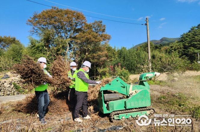 영농부산물 파쇄지원단 활동 사진