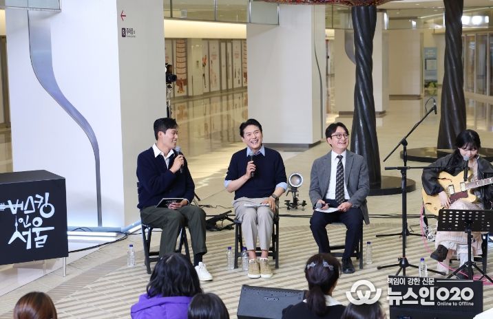김길영 위원장과 이상욱 부위원장이 시민들과 생생하고 즐거운 소통을 하고 있다