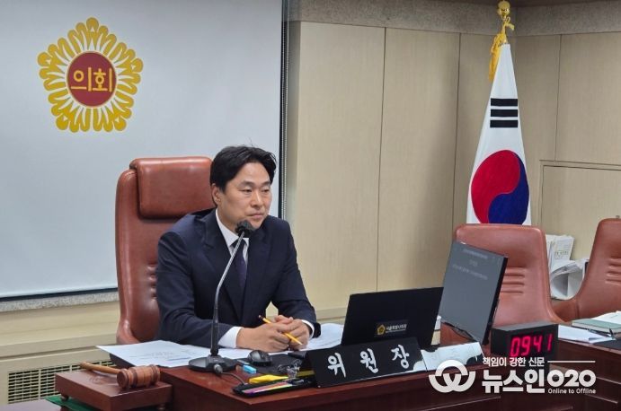 제333회 정례회 행정사무감사에서 상임위원회를 주재하는 이종배 위원장(11월 4일)