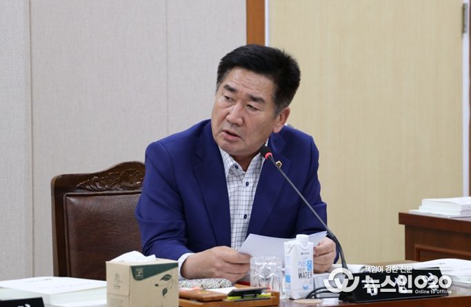 김성일 도의원이 지난 11월 4일 인구청년이민국 소관 행정사무감사에서 질의를 하고 있다.