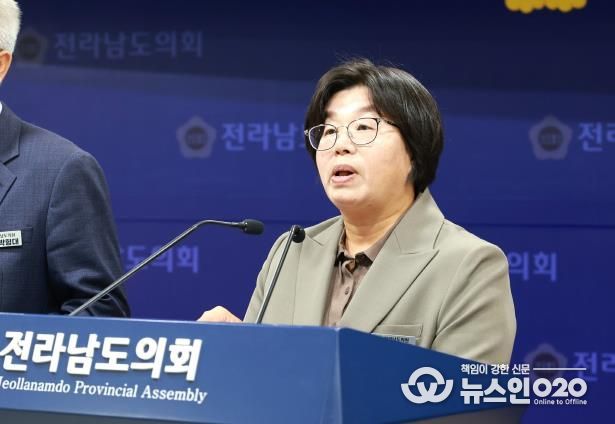 11월 3일, 도의회 브리핑룸에서 진보당·정의당 소속 도의원들이 한미 관세 협상에 대한 공동 기자회견을 열고 정부의 대미 현금투자 합의를 규탄하고 있다.
