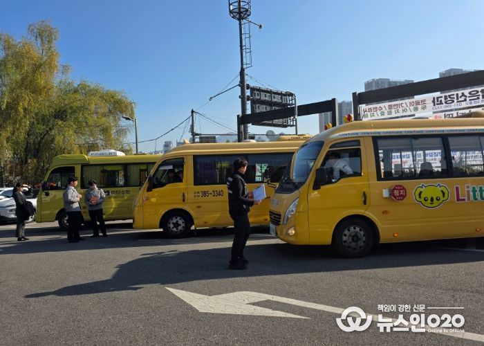 2025 하반기 어린이통학버스 합동점검을 진행하고 있는 모습 (사진/군포의왕교육지원청 의왕교육지원센터)