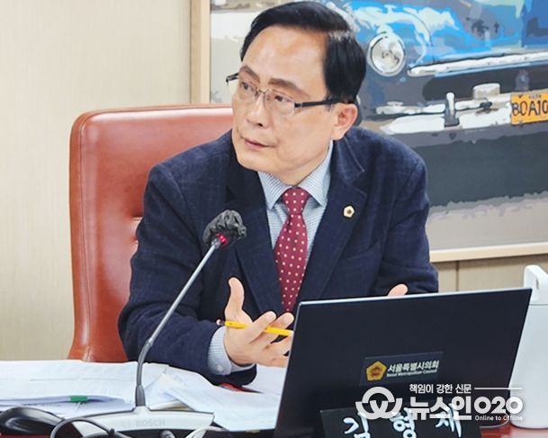 김형재 시의원이 11월 4일 서울시의회 행정감사에서 홍보기획관에게 질의를 하고 있다.