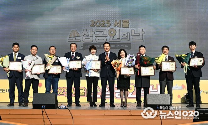 오세훈 서울시장이 5일 서울광장에서 열린 ‘2025 서울시 소상공인의 날 기념행사’에 참석해 소상공안 14명에게 시장 표창을 수여하고 수상자들과 기념촬영하고 있다.