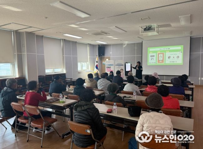 맞춤형 ICT 교육에 참석한 곡성군 어르신들