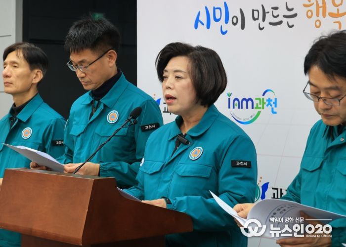 과천시, 수돗물 깔다구 유충 관련 비상대응 체계 가동 (신계용 과천시장이 긴급 브리핑을 하고 있다)