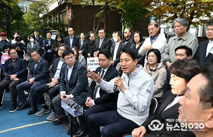 오세훈 서울시장이 6일 오전 성북구 장위13구역 재정비촉진사업 현장을 방문해 주민들과 간담회하고 있다.