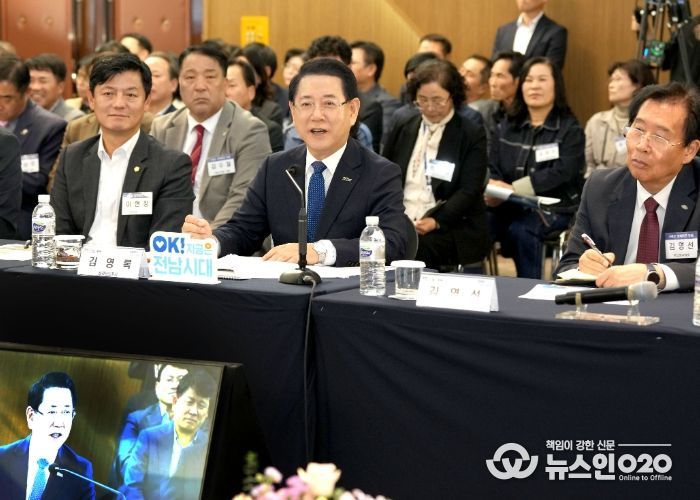 김영록 전라남도지사가 6일 구례군 The-K 지리산 가족호텔에서 열린 ‘구례군 정책비전 투어’에서 인사말을 하고 있다.