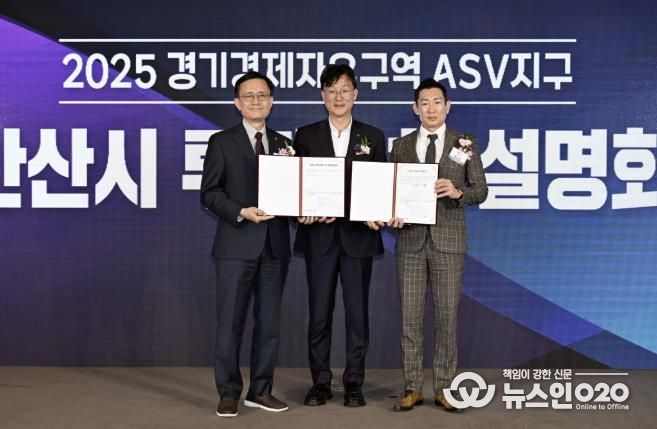 이민근 안산시장(가운데)이 지난 6일 일산 킨텍스에서 대덕전자, (주)MTI 관계자와 투자의향서를 체결하고 기념촬영을 하고 있다.