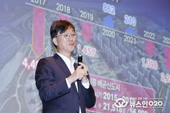 이민근 안산시장이 안산문화예술의전당 해돋이극장에서 열린 ‘2025년 안산시 통장연수’에서 ‘통장들과 함께 만들어 갈 안산시의 미래’를 주제로 강연을 하고 있다.