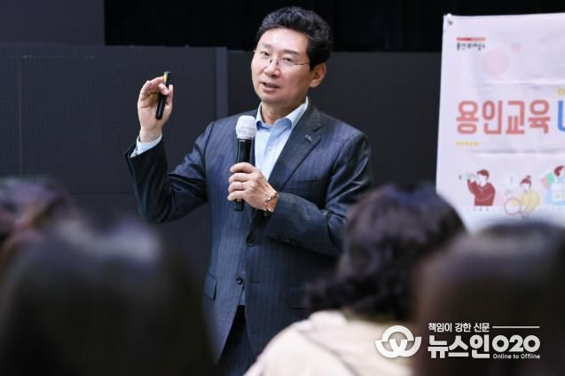 이상일 용인특례시장이 6일 용인미디어센터에서 처인구와 기흥구 지역 중학교 학부모들과 간담회를 갖고 교육환경 현안에 대해 의견을 교환했다.