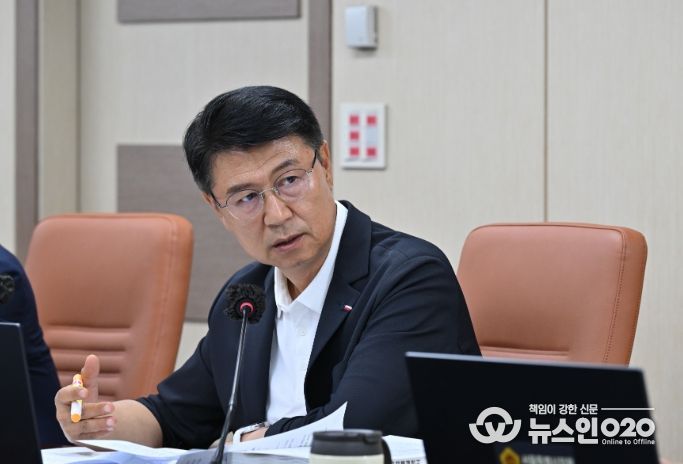 상임위원회 회의에서 발언하는 이봉준 의원