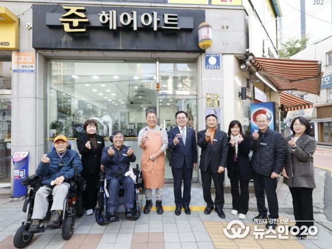 진교훈 서울 강서구청장(오른쪽 다섯 번째)이 6일(목) ‘마음길 상점’으로 지정된 등촌1동 준헤어아트를 찾아 현판식을 진행한 후 기념촬영을 하고 있다.