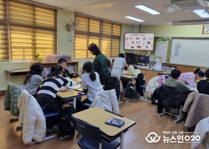 지역 시민이 직접 디지털 윤리 강사로 참여하는 '디지털 윤리 교실'이 진행되고 있다.