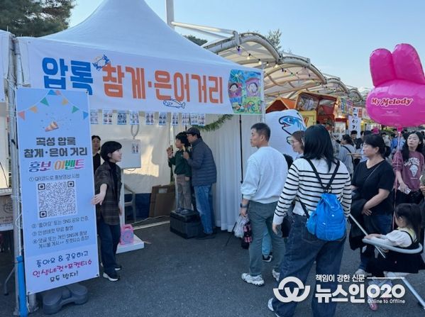 정화활동에 참여하고 있는 음식거리 영업주들