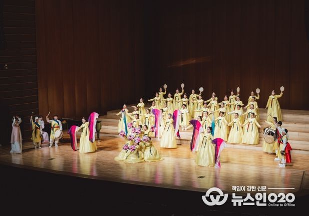 나주시립소년소녀합창단이 제21회 부산국제합창제에서 청소년 부문 3위와 금상을 수상했다. 사진은 부산국제합창제 경연대회에서 공연을 하는 나주시립소년소녀합창단 모습.